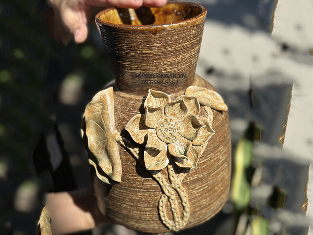 Lọ dáng đầm đắp nổi hoa sen gốm mộc sang trọng, tinh tế 2